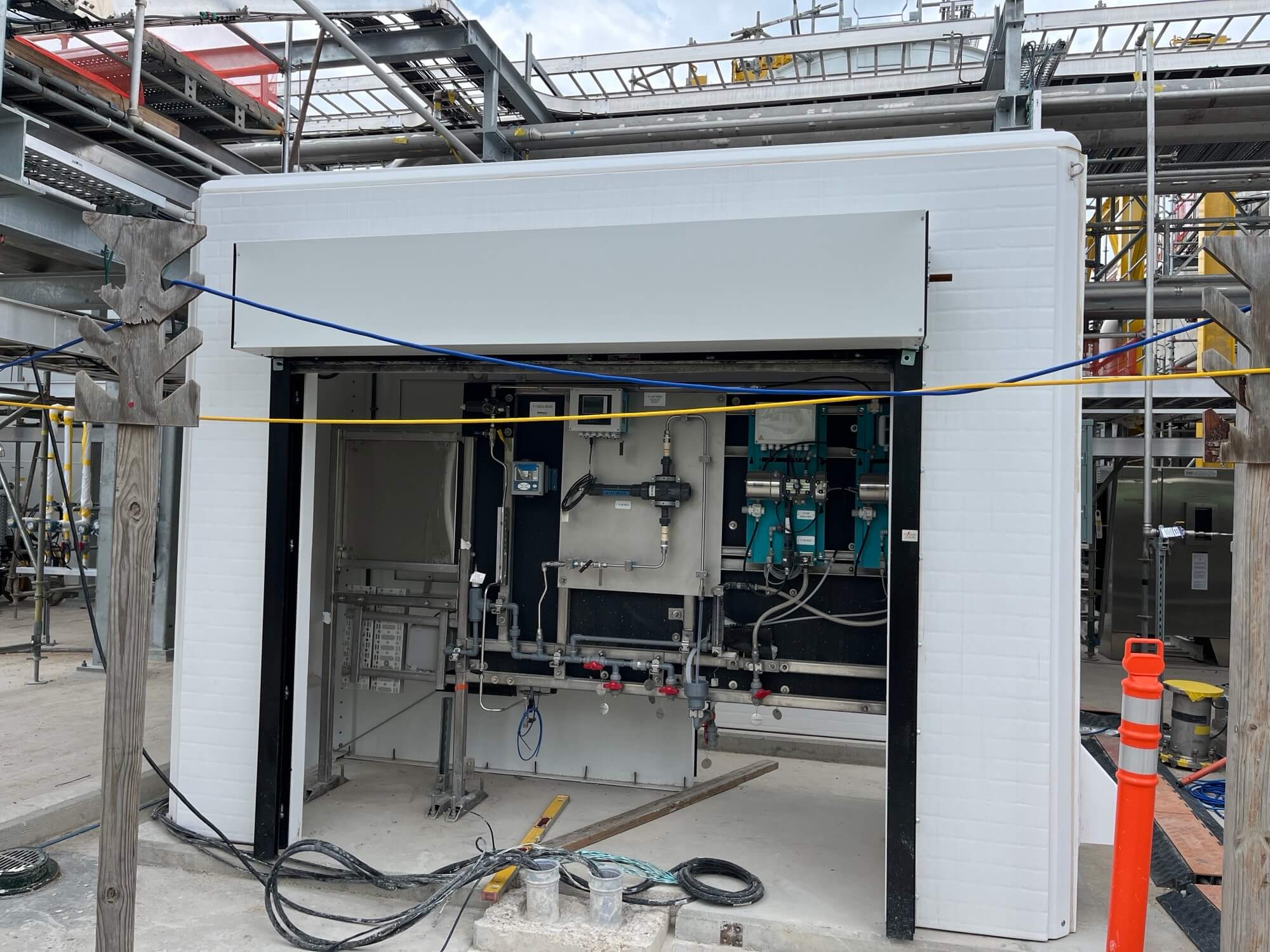 Fiberglass cabinet for natural gas regulation station
